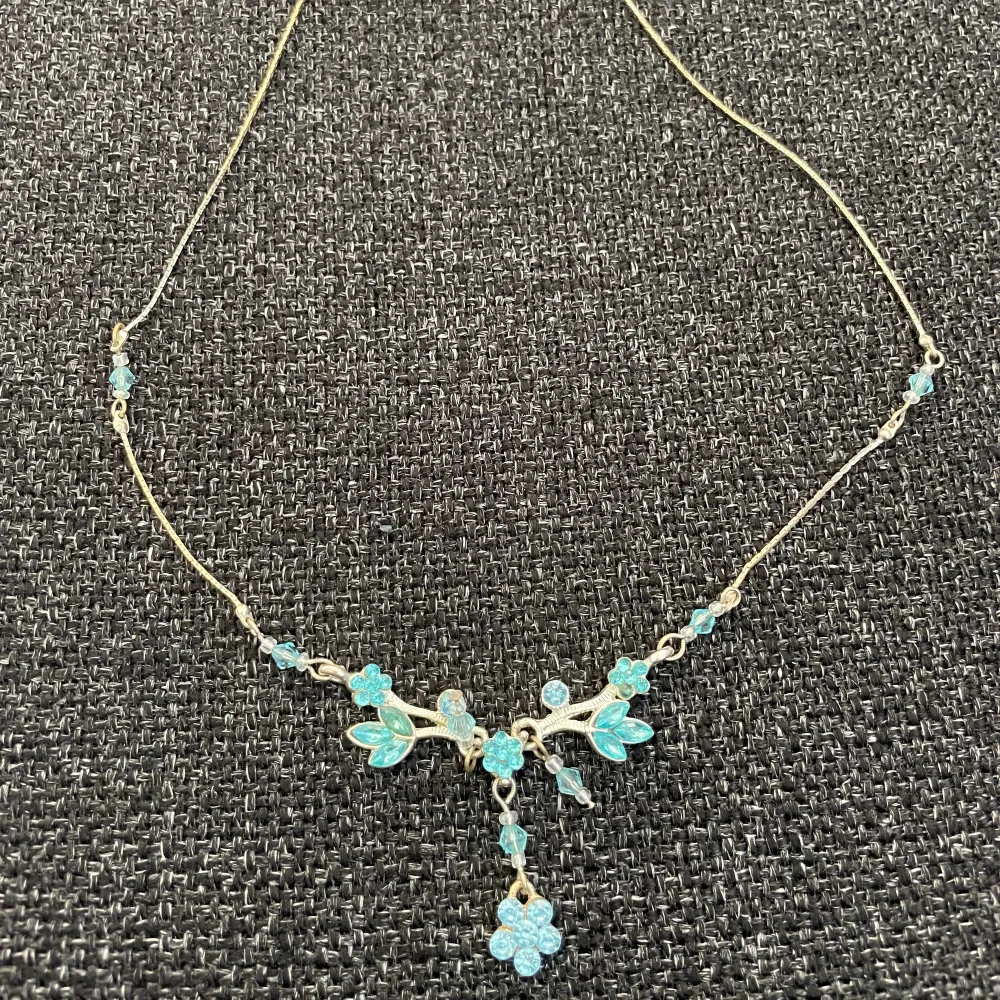 Fint ljusblått fairy halsband i från 90-talet. Ett nätt, dainty smycke i silver. . Accessoarer.