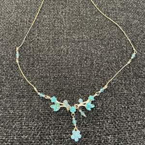 Fint ljusblått fairy halsband i från 90-talet. Ett nätt, dainty smycke i silver. 
