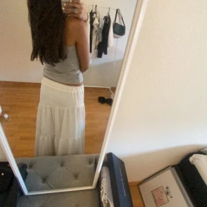 Lång kjol  - Lång vit kjol helt ny nästan. 