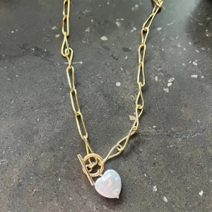 Halsband från otherstories - Jättefint halsband från other stories. Knappt använt, så det är i väldigt fint skick.  Köptes för nån månad sedan men har inte haft tillfälle nog att använda det.  Nypris 399  Mitt pris 230 kr