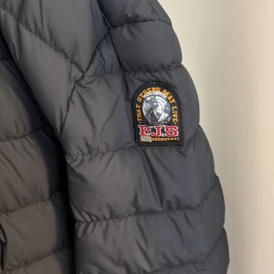 Para Jumper - Jag har haft denna jacka i 8 månader men endast ansvällt den 3 gånger. Det är ingen skada på den och har aldirg varit, jackan är i fint skick och köpt på NK i göteborg köpte då för 5600 men säljer denna nu för 2500 pris kan diskuteras. 