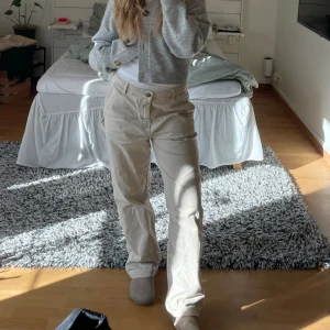 Carhartt byxor - Köpte dessa på Plick för typ ett år sen och ÄLSKAR de, men behöver tyvärr sälja de, mvh fattig student🥲priset kan diskuteras!