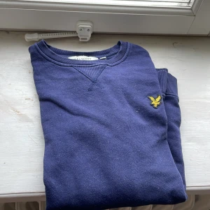 Lyle and scott tröja - Säljer en mörkblå Lyle and scott tröja i storlek S, den är i bra skick 8/10. 