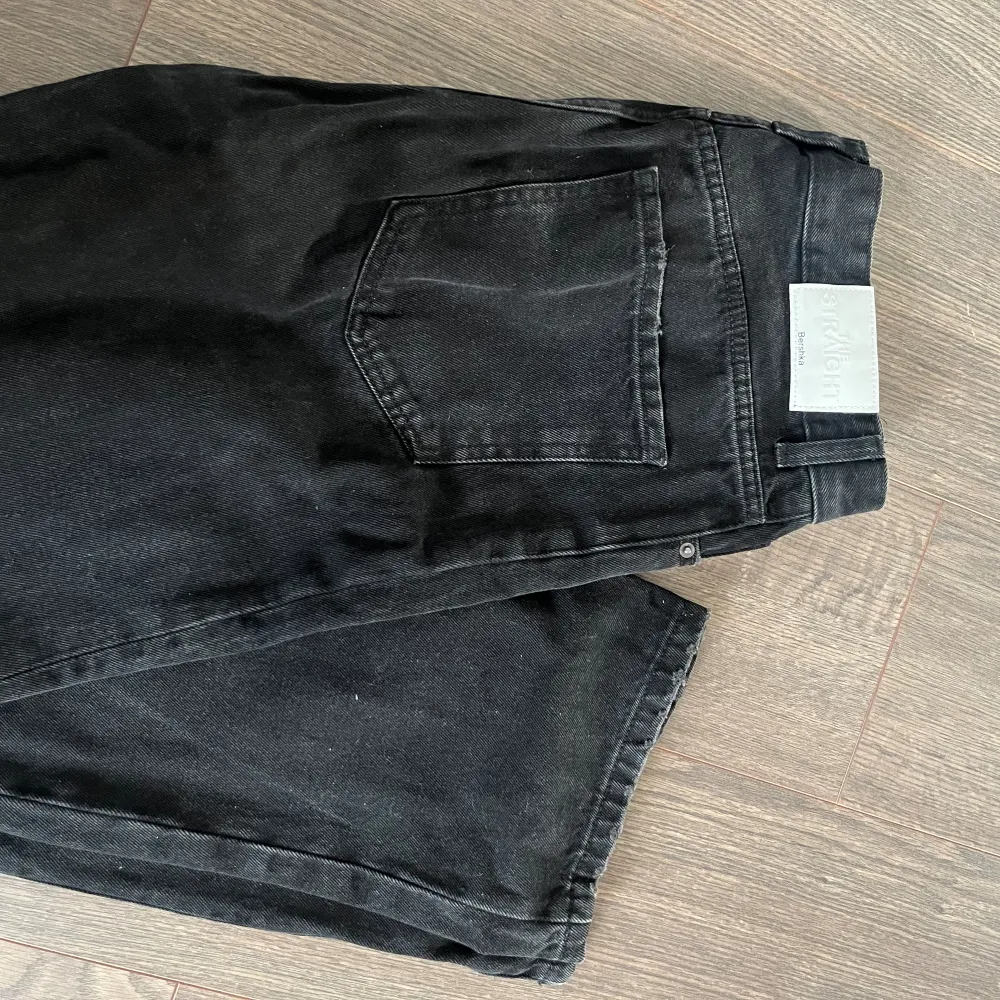 Raka jeans från Bershka i storlek 38. Svart / mörkgrå färg. Använd fåtal gånger. . Jeans & Byxor.