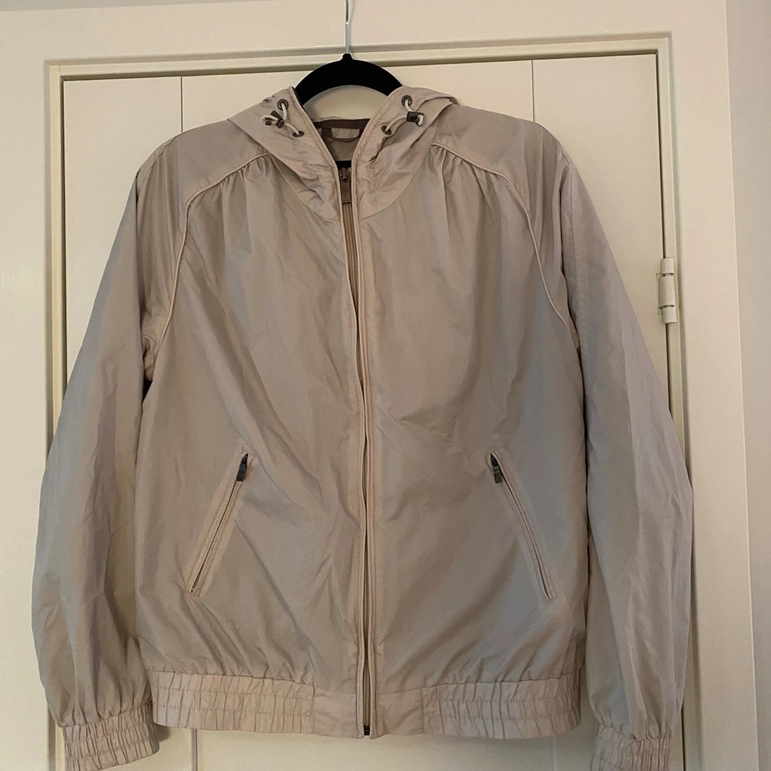 Beige vindjacka från Peak Performance modell Ellie J strl M.