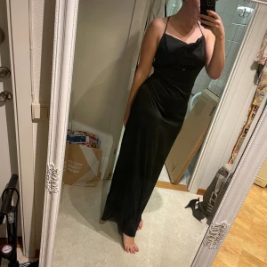 Långklänning  - Svart långklänning med knytband i ryggen 