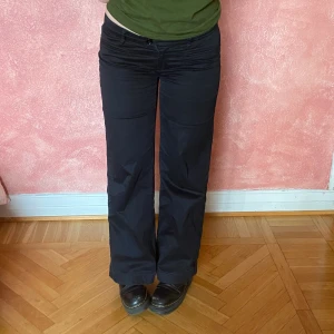 Svarta kostymbyxor - Kostymbyxor utsvängda i canvas-liknande material! Från esprit, köpta second hand. Jag på bilden är 174 och har oftast M-L i byxor. Lågmidjade. Snabb affär prioriteras! 