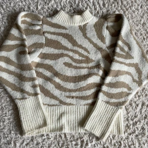 Stickad tröja - Säljer min fina stickade tröja från Gina tricot❤️ Den är i ett gott skick och använd 4-5 gånger😍 Köpt för 300kr. OBS! Köparen står för frakten.