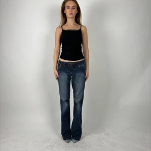 Jenas - Midjemått: 80 cm Innerbenslängd: 85 cm Modellen är 170 cm