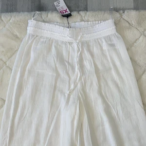 Linnebyxor från primark - Säljer mina helt nya linnebyxor från primark i Belgien!! Lappen finns kvar! Strl XS men ganska stora ändå så passar de med storlek S/M