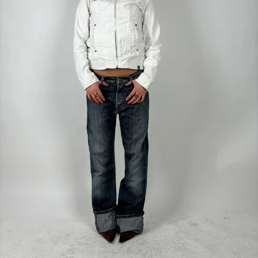Lee jeans, innerbenslängd 95cm (icke uppvikta), midjemått 80cm, modellen är 162cm. Jeans & Byxor.