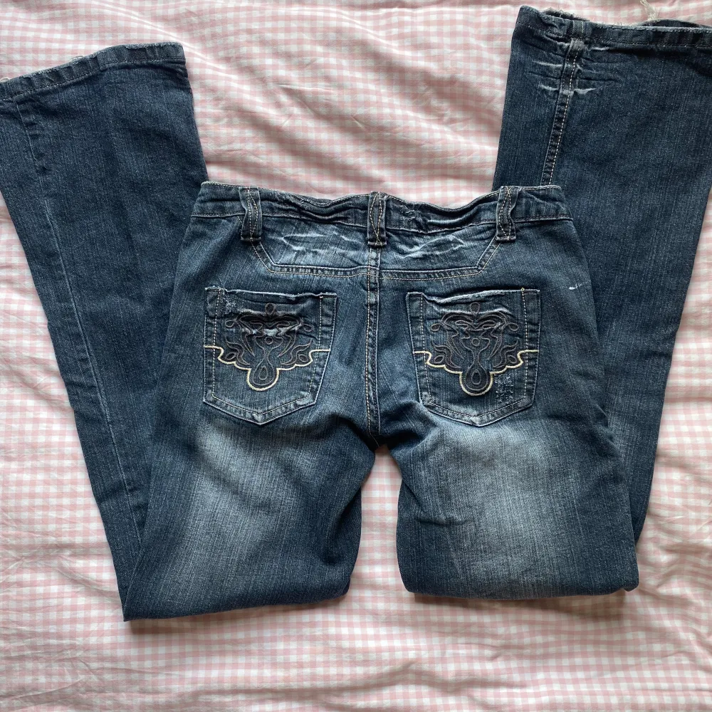 Superfina utsvängda jeans!🫶🫶 de har super coola fickor och de står att det är storlek 38💗💗 märket är colours of the world men jag köpte de secondhand!❤️ innerbens måttet är 76 cm och midjemåttet 37 rakt över!🫶🫶skriv gärna till mig om ni har frågor!💗. Jeans & Byxor.