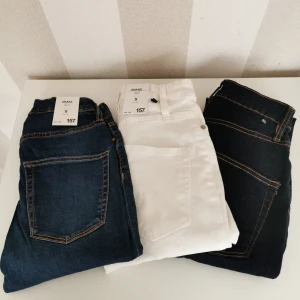 3 pack jeans - Helt nya med lappar kvar förutom dom till höger, hann rycka lappen på dom. Dom till vänster är mellan blåa och dom till höger mörkblåa Nypris 200 :- styck. Säljer alla för 200 :-