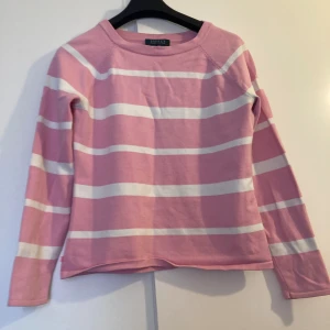 Ralph lauren tröja dam - Säljer nu en fin Ralph lauren tröja den är knappt använd. Hör av er om ni är intresserade av tröjan. Pris går att diskutera😊