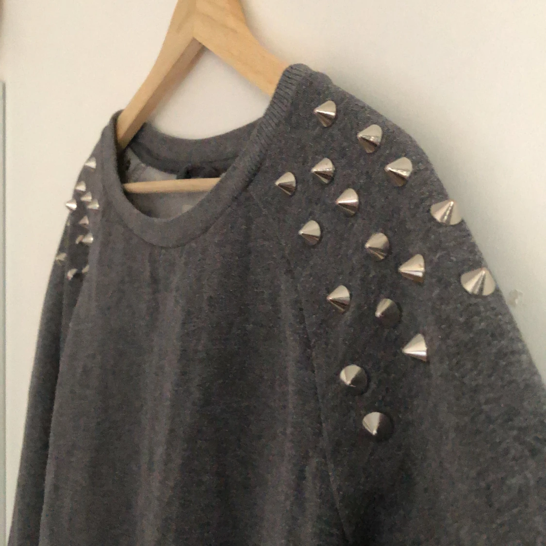 Tjocktröja med nitar - 90