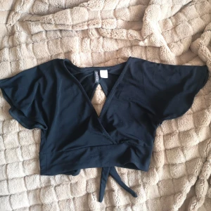 Crop top  - V ringad crop top, topp skick. Knyter bak