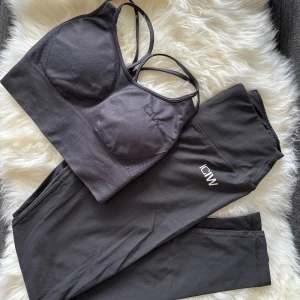 ICIW tränings set - Superfint tränings sett med topp & leggings från ICIW, storlek XS. Fint skick knappt använt då de är för litet för mig. Nypris runt 1200kr