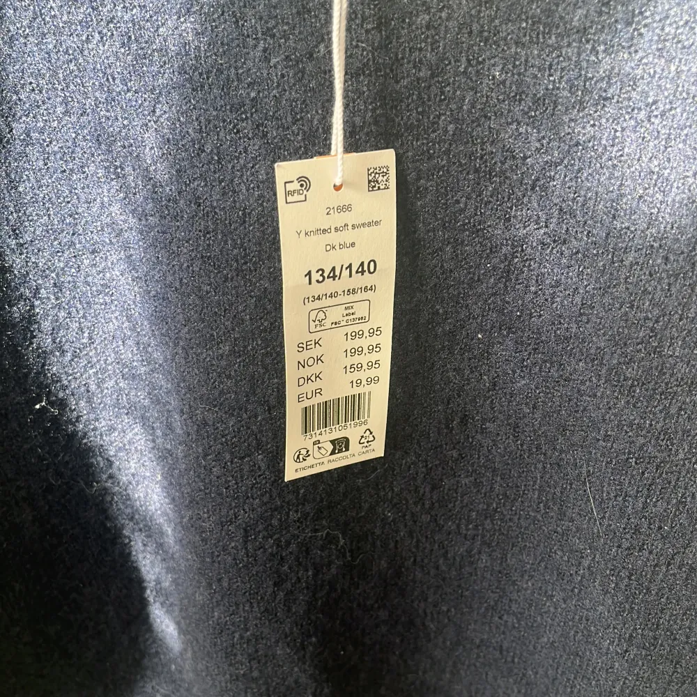 Säljer denna tröjan från Gina Young då den  inte kommer till användning den är aldrig använd den har kvar prislappen den är väldigt bra skick köpte den för 200 kr kommer säljaren för 150kr💗. Tröjor & Koftor.