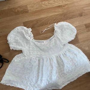 Blus  - Säljer en vit blus ifrån Gina Young i storlek 158/164 som aldrig är använd! 🤍