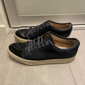 Lanvin - Säljer nu dessa mörkblå lanvins som är i fint skick utan några större defekter bortsett ifrån lite creeze på höger cap toe som ej märks o syns vid användning, skriv för fler bilder/frågor🙌🏼