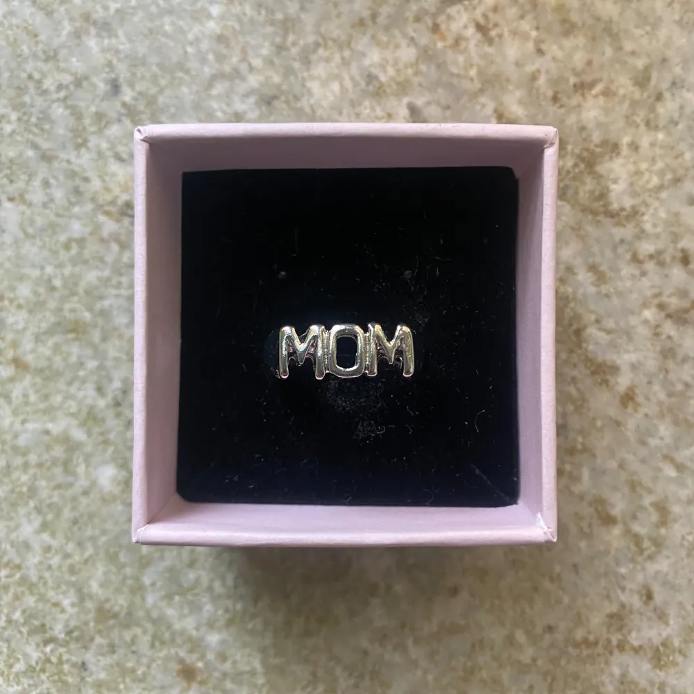 Wow/Mom ring- stainless steel. Övrigt.