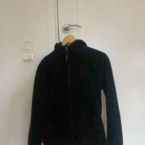 Cp Company Zip up  - Använd CP Company Zip up Skick: 5/10, använt i ca 5 månader  Storlek: L, men sitter mer som en S eller M Dm om du är intresserad! 