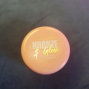 Bonzer - Sparsamt använd bronzer från Normal ca 60 kr tror jag