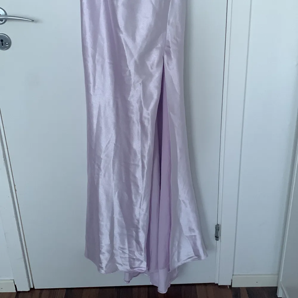 Min vackra balklänning från 9an, använd bara 1 gång. Den är lila/silvrig och sitter jättefint🥰 Priset kan diskuteras 🫶🏻. Klänningar.