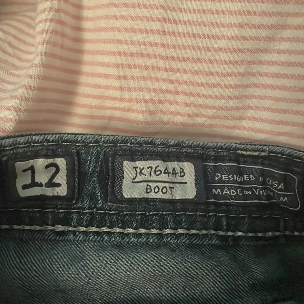 As snygga low waist miss me jeans som är köpa här på plick! Säljs då dom har blivit för små!😢💗 Modell: JK7644B Boot. Använd gärna köp nu ❤️W12 är ungefär storlek 23-24. Midjemått: 33 cm rakt över💗. Jeans & Byxor.