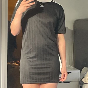 adidasklänning - Sportig adidasklänning i storlek 36, något kort. Lite genomskinlig, man kan ha över bikini eller liknande. Flitigt använd, dock mycket bra skick!⭐️