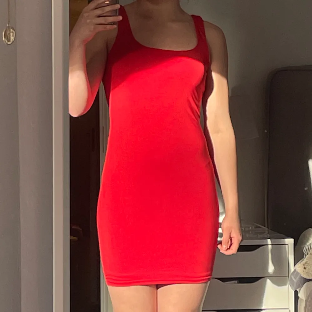 Röd bodyconklänning från shein, storlek M. Dubbelt tyg, man behöver ej BH. Liknar badklädestextil? Aldrig använd, mycket bra skick!⭐️. Klänningar.