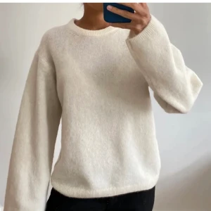 Vit stickad tröja & other stories  - Säljer denna vita stickade tröja från & other stories. Nypris ca 1000 kr. Finns inte längre att köpa. Sitter lite oversized på mig som vanligtvis har xs/s i tröjor. Om du har frågor, funderingar eller vill ha fler bilder är det bara att höra av dig💗