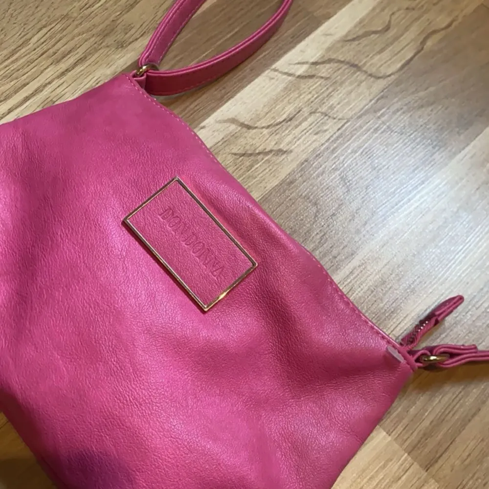 säljer denna rosa dondonna väska då jag inte använder den 💓 skriv för fler bilder 💓. Laukut & Käsilaukut.