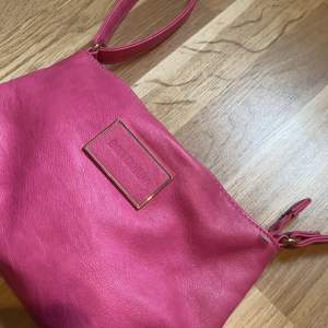 säljer denna rosa dondonna väska då jag inte använder den 💓 skriv för fler bilder 💓
