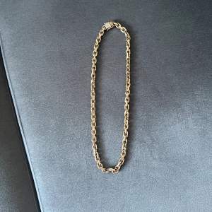 halsband som är doppad i guld 18k från Kajsar och är 55 cm lång. Kvitto finns med och har använt den några gånger bara. Nypris 2200kr.  Finns i Borås att hämta 