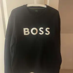 Säljer nu en otrolig fin Hugo boss tröja har använt den 1 gång säljer den pga av jag inte använder den längre skick 10/10  Storlek: L Pris kan diskuteras 