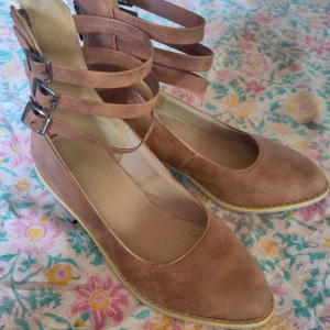 Sommarskor i ljust läder - Köpte dessa förra sommaren, från Cider men storleken är för stor, det står 35 men är en 36/37 Supersnygga, lätta och passar till jeans, lång kjol och lätt sommarklänning 