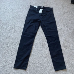 Svarta kostymbyxor  - Ett par helt oanvända fina svarta kostymbyxor från H&M. SLIM FIT, storlek EUR 30