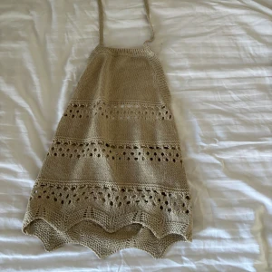 Beige topp - Säljer en Beige topp från primark (Urban Classics), aldrig använd, stickad topp i väldigt fint skick och väldigt skön. Storlek S, men kan även passa XS och M