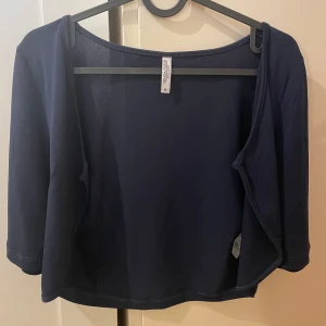 Marinblå bolero - Världens finaste marinblå bolero som inte kommer till användning, strl M men passar som S💕