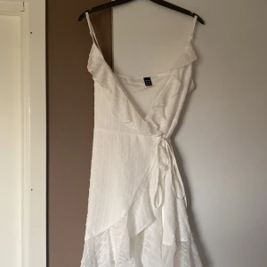 Studentklänning, sommarklänning - Aldrog använd, bara testat den. den är lite större vid bysten. Snörning aå de går att ställa in den som man vill vid midjan/under brösten. Axelbanden går att justera till dina behov