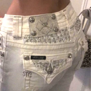 Miss Me jeans - Köpa på Sellpy för ca 700kr, har själv aldrig använt dom🙂De är skinny i modellen och low-waist! Personligen skulle jag beskriva dom som nyskick, då de ännu ser otroligt fräscha ut😉👌🏼 ge gärna prisförlag 🙏🏼😄