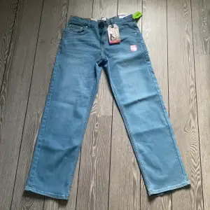 Helt nya jeans dem är jätte snygga för sommaren och de är i storlek 176cm det är Loose taper/strech modell. Ser lite för stora ut men de är inte de