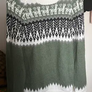 Nice and warm thick knitted sweater in great condition. Only worn once. Fits sizes XS to S. Price can be discussed.