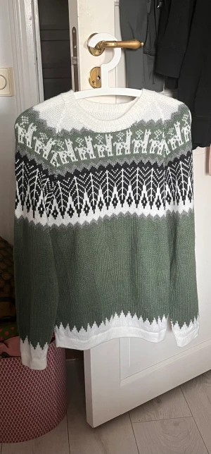 Knitted sweater - Nice and warm thick knitted sweater in great condition. Only worn once. Fits sizes XS to S. Price can be discussed.