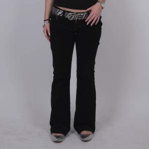 Svarta Manchester jeans, midjemått 80cm, innerbenslängd 75cm