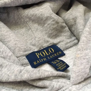 Hoodie - Säljer skit snygg Polo hoodie i perfekt skick!  Ny pris: 1200kr Vårat pris: 550kr
