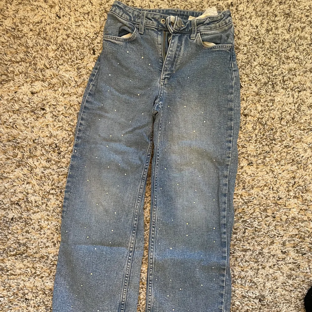 Olika jeans på storlek 134, 8-9 år Går att köpa en eller fler  15kr per jeans Köparen står för frakt, kan mötas upp i Malmö. Jeans & Byxor.
