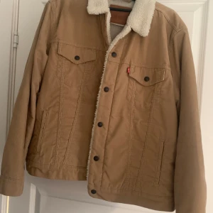Levis jacka - Bra skick, som ny Storlek L men något åt det mindre i storlek 