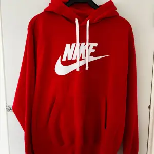 En fin Nike hoodie nyskick bara använt 1 gång för den är för stor.  Storleken är M loose så den är rätt stor. Ny pris 749:- För mer information skriv 